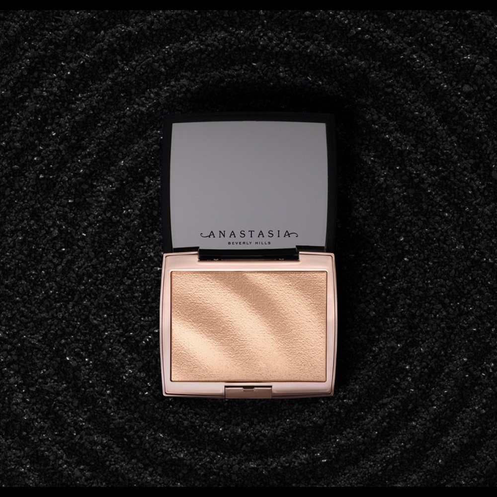 🌟ABH X Amrezy Highlighter - LTD